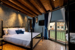 Apartemen Deluks, 2 kamar tidur | Busa memori, minibar, dan brankas