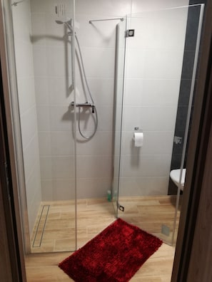 Comfort Studio Suite, 1 Queen Bed with Sofa bed, Non Smoking, Kitchen | Bathroom | Free toiletries, hair dryer, towels