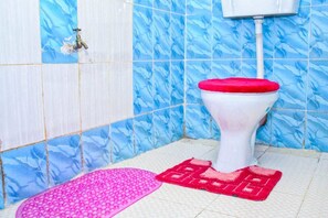 Appartement | Badkamer | Een douche, gratis toiletartikelen, handdoeken, zeep