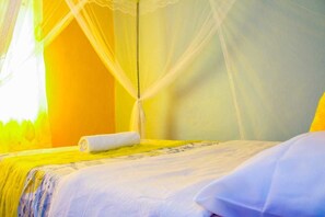 Escritorio, tabla de planchar con plancha, cunas y ropa de cama 