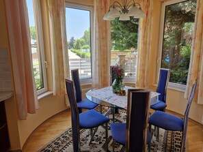 House, Lake View | In-room dining - Sunshine Beach House directly at the lake (Szantod)