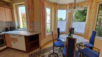 House, Lake View | Private kitchen | Full-size fridge, microwave, oven, stovetop