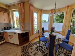 Casa, vistas al lago | Cocina privada | Frigorífico grande, microondas, horno y placa de cocina