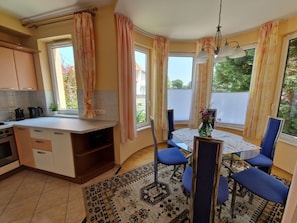 Casa, vistas al lago | Cocina privada | Frigorífico grande, microondas, horno y placa de cocina