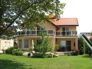 House, Lake View | Garden - Sunshine Beach House directly at the lake (Szantod)