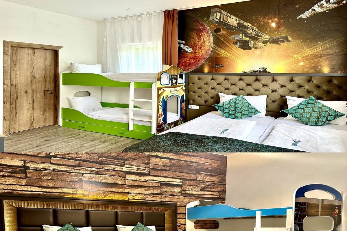 Dormitorio con literas, un amplio mural con temática espacial y una pared de piedra rústica.