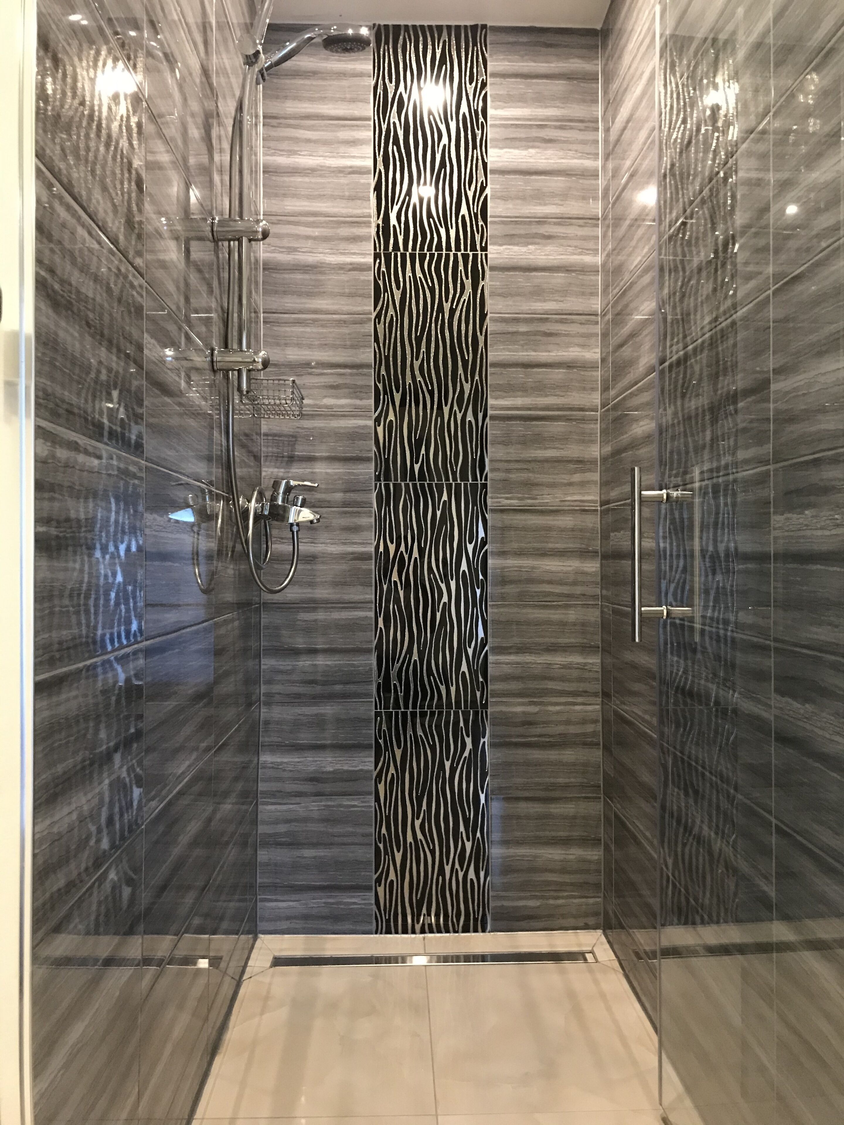 Deluxe Quadruple Room | Bathroom | Shower, towels