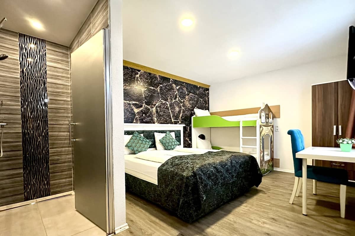 Un dormitorio moderno con una cama litera, un escritorio y una silla.