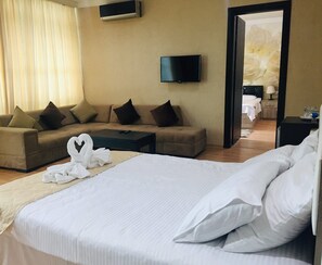 Premium bedding, in-room safe, desk, blackout drapes - Royal Palace Hotel (Batumi)