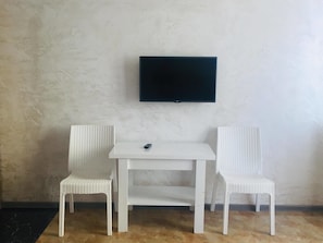 Standard-Vierbettzimmer | Hochwertige Bettwaren, Zimmersafe, Schreibtisch, Verdunkelungsvorhänge