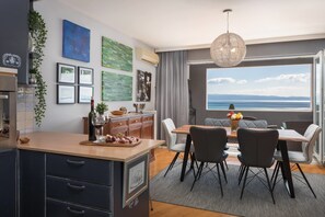 Comfort Apartment, Multiple Beds, Sea View | In-room dining