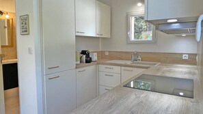 Kjøleskap, ovn, oppvaskmaskin og brødrister