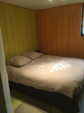 2 bedrooms, iron/ironing board, WiFi