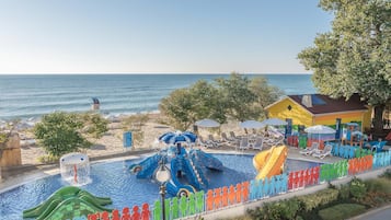 Una piscina cubierta, una piscina al aire libre, sombrillas, tumbonas
