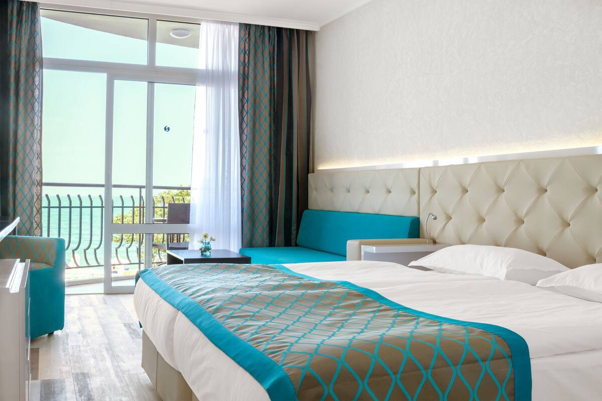Minibar, in-room safe, WiFi (free), bed sheets