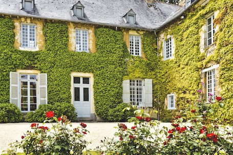Front of property. Château de la Villedubois