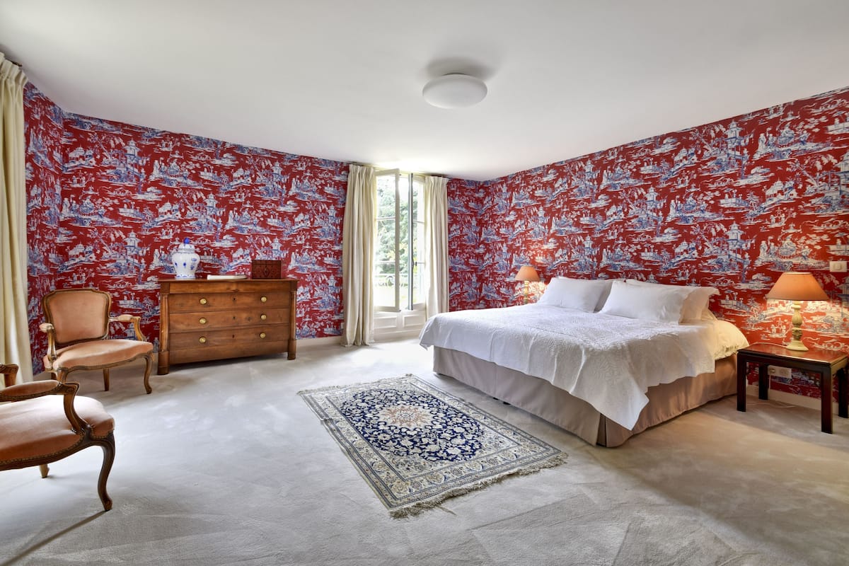 Zimmer (Le Parlement de Bretagne) | Hochwertige Bettwaren, Betten mit Memory-Foam-Matratzen, Schreibtisch