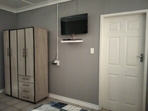Standard Double Room (Kenna) | Bathroom | Towels, soap, toilet paper - Velindo Guest Rooms (Randburg)