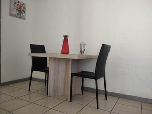 Basic Cottage, 1 Double Bed (Glad Tidings) | In-room dining - Velindo Guest Rooms (Randburg)