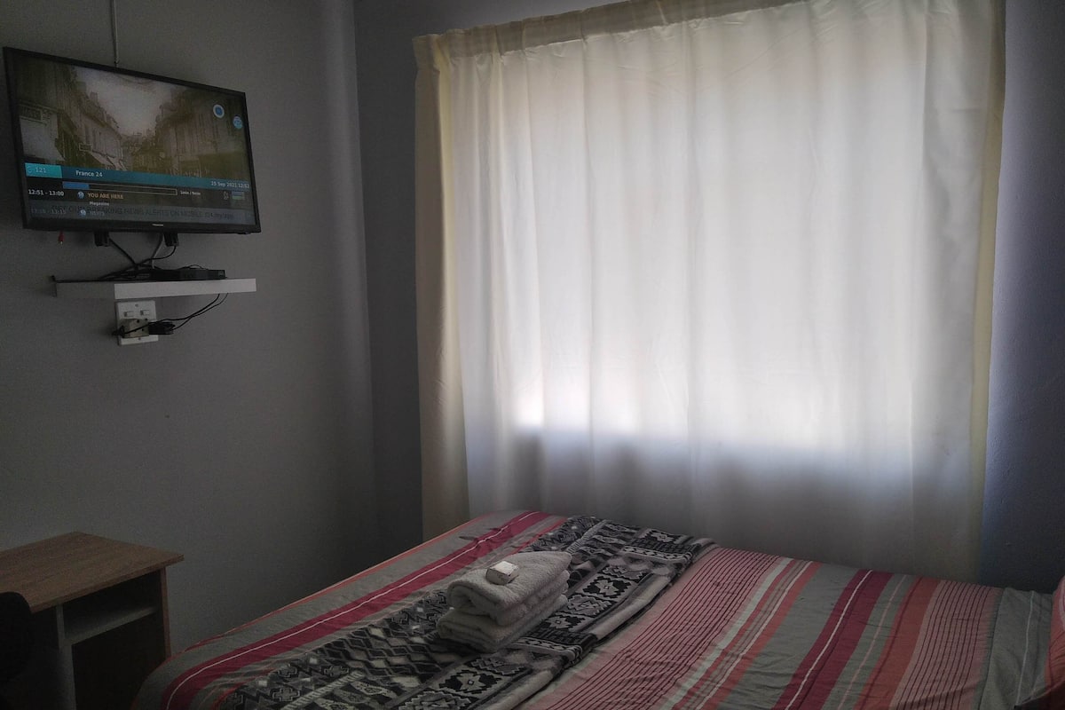 Habitación básica doble, 1 cama matrimonial (Goodnews Cottage) | Wifi gratis y ropa de cama