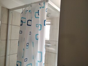 Basic-Ferienhaus, 1 Doppelbett (Glad Tidings) | Badezimmer | Handtücher, Seife, Toilettenpapier