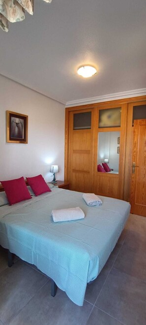 3 bedrooms, iron/ironing board, bed sheets