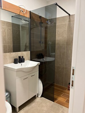 Family Apartment, 1 Bedroom, Garden View | Bathroom - Hotel Ana Murter (Murter-Kornati)