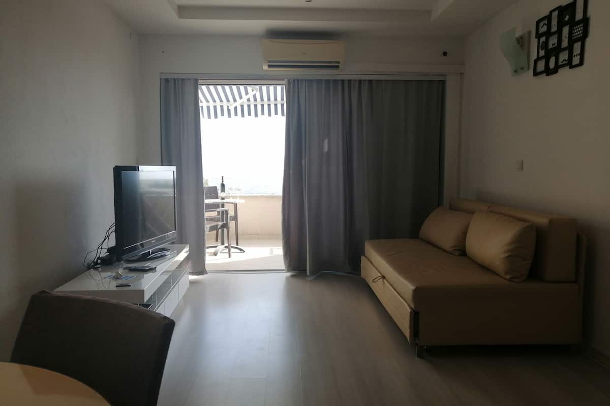Appartement, 1 slaapkamer, uitzicht op zee | 1 slaapkamer, een minibar, een kluis op de kamer, geluiddichte muren