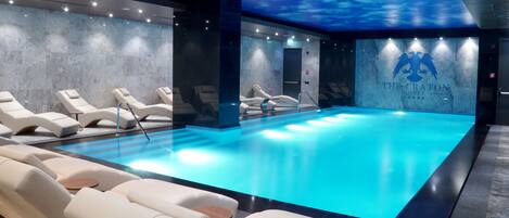 Una piscina cubierta