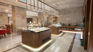 2 restaurants, breakfast served