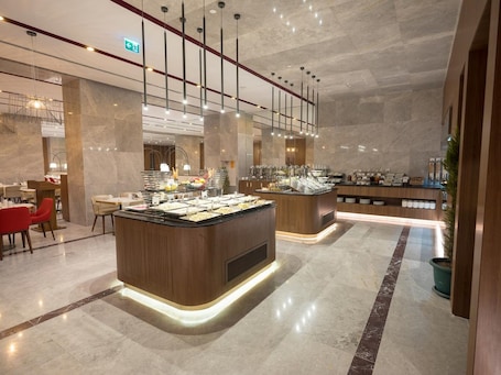 2 restaurants, breakfast served