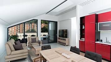 Exclusive Penthouse, Garden View | Ruang tamu | TV Pintar, Netflix