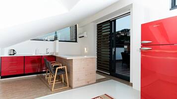 Comfort Penthouse | Private kitchen | Full-size fridge, oven, stovetop, dishwasher