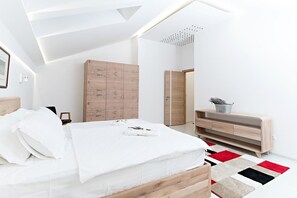 Loftsleilighet – comfort | Safe på rommet, skrivebord og skrivebord for bærbar PC