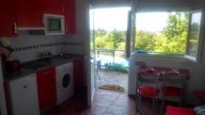 Refrigerador con freezer, microondas, placa de cocina, cafetera expreso