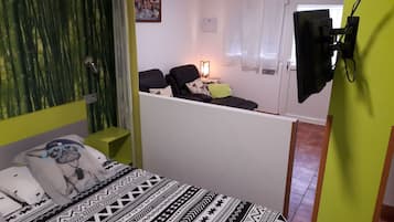 Studio, terrasse, vue mer | Chambres insonorisées, fer et planche à repasser