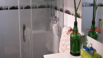 Estudio, terraza, vistas al mar | Baño | Ducha, secador de pelo, toallas y jabón