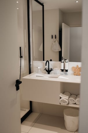 Chambre Supérieure Double ou avec lits jumeaux, vue océan | Salle de bain | Articles de toilette gratuits, sèche-cheveux, peignoirs, chaussons. Manoir de Lan Kerellec