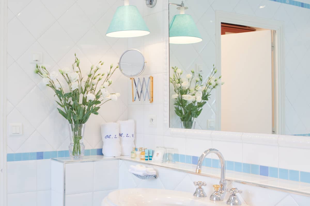 deluxe double or twin room, ocean view | bathroom | free toiletries, hair dryer, bathrobes, slippers