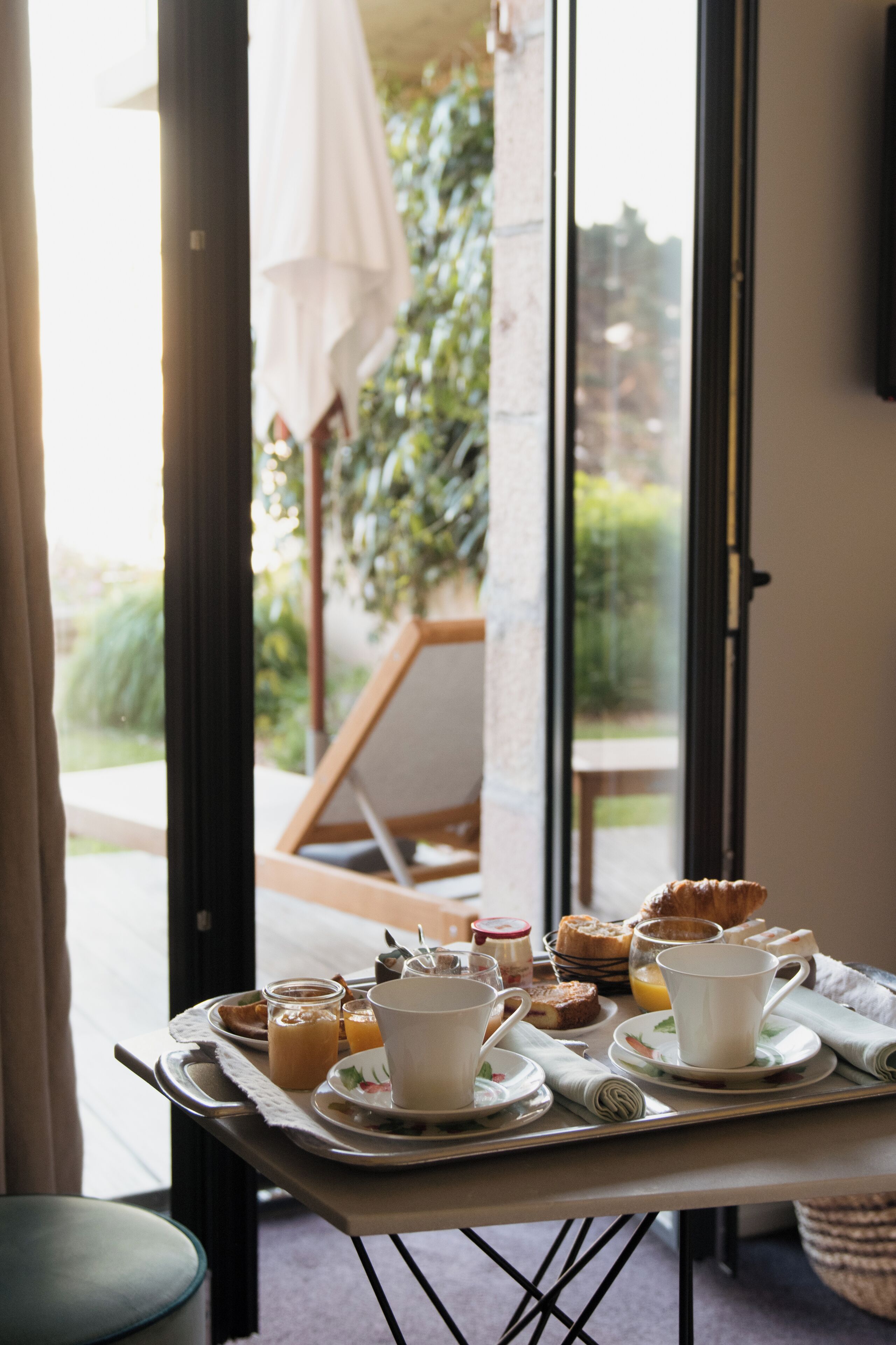 superior double or twin room, ocean view | in-room dining