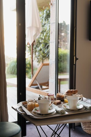 Superior Double or Twin Room, Ocean View | In-room dining - Manoir de Lan Kerellec (Trébeurden)