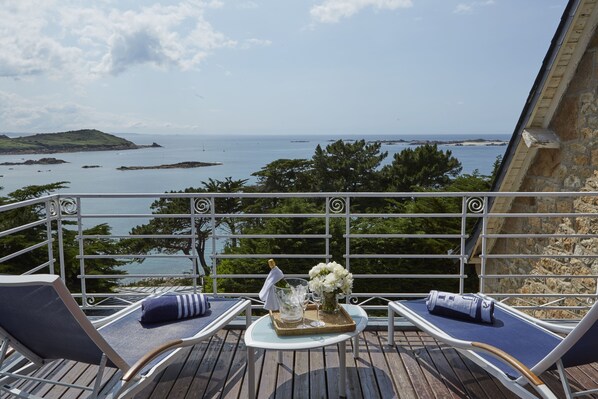 Kahden hengen deluxe-huone (yksi tai kaksi sänkyä), valtamerinäköala | Terassi/patio