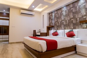 Luxury Suite, 1 King Bed | Premium bedding, desk, blackout drapes, soundproofing - Hotel SM Palace (New Delhi)