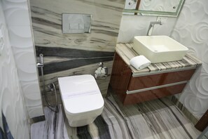 Douche, douche à « effet pluie », articles de toilette gratuits