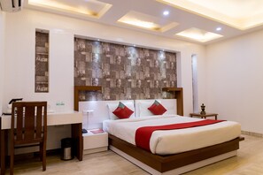 Premium bedding, desk, blackout drapes, soundproofing - Hotel SM Palace (New Delhi)