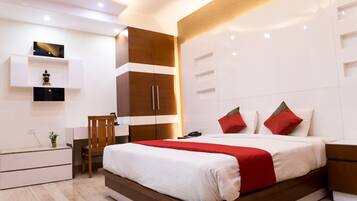 Suite de lujo, 1 cama de matrimonio grande | Ropa de cama de alta calidad, escritorio, cortinas opacas