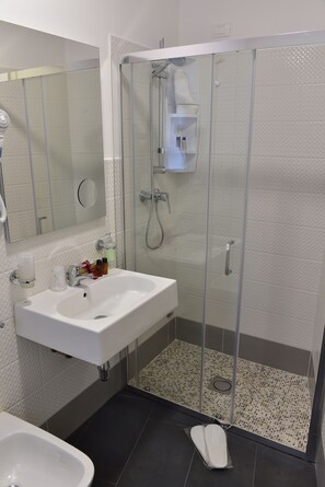 Shower, free toiletries, hair dryer, slippers - Palazzo degli Affreschi (Catania)