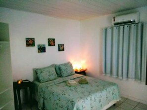 Minibar, blackout curtains, iron/ironing board, bed sheets - Pousada Casa Flor (Fernando de Noronha)