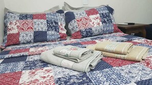 Minibar, blackout curtains, iron/ironing board, bed sheets - Pousada Casa Flor (Fernando de Noronha)