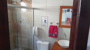 Shower, free toiletries, hair dryer, towels - Pousada Casa Flor (Fernando de Noronha)